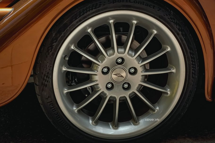 Morgan Plus Six sở hữu thiết kế hoài cổ với động cơ đặt trước, đầu vươn dài, khoang lái 2 chỗ lùi về phía sau, hốc bánh xe cỡ lớn là điểm nhấn. Hệ thống đèn với những bóng tròn càng làm tăng thêm nét cổ điển cho xe.