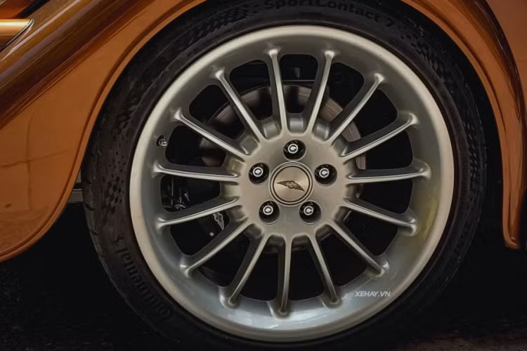 Morgan Plus Six sở hữu thiết kế hoài cổ với động cơ đặt trước, đầu vươn dài, khoang lái 2 chỗ lùi về phía sau, hốc bánh xe cỡ lớn là điểm nhấn. Hệ thống đèn với những bóng tròn càng làm tăng thêm nét cổ điển cho xe.