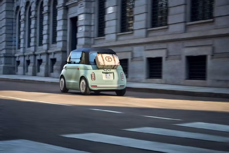 Ngoài ra, xe cũng có bản dùng mui xếp bằng vải thay vì mui cứng thông thường để tận hưởng cảm giác thoáng đãng mà thiên nhiên nước Ý mang lại. Thậm chí, hãng còn sẵn sàng thiết kế cho bạn một vòi nước để tắm tráng sau một lần đi tắm biển trở lại xe.