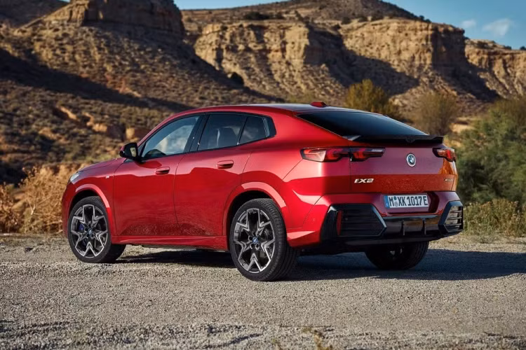 Dự kiến có mặt trên thị trường vào tháng 3 năm sau, SUV điện BMW iX2 2024 chỉ có đúng 1 bản trang bị là iX2 xDrive30. Xe được trang bị 2 mô-tơ điện nằm trên 2 cầu với công suất tổng cộng 309 mã lực và mô-men xoắn cực đại 494 Nm. Sức mạnh này giúp mẫu SUV điện mới của BMW tăng tốc từ 0-100 km/h trong 5,6 giây và đạt vận tốc tối đa 180 km/h.