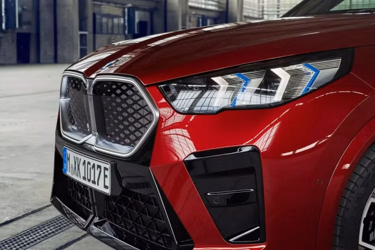 Nếu dùng sạc chậm AC 22 kWh, thời gian sạc đầy pin giảm xuống còn 3 tiếng 45 phút. Với bộ sạc nhanh DC 130 kW, thời gian tăng dung lượng pin từ 10% lên 80% là 29 phút. Ngoài ra, xe còn có hệ thống quản lý nhiệt để làm mát hoặc sưởi ấm pin trước khi dừng lại ở trạm sạc.