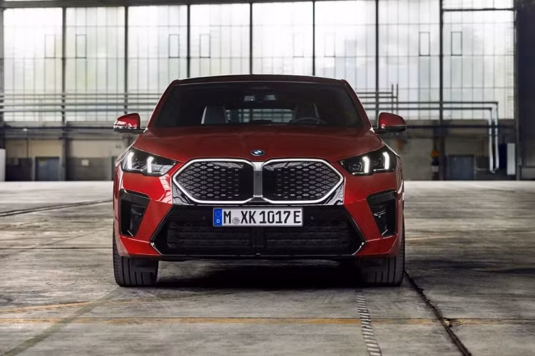 Mô-tơ điện kết hợp cùng cụm pin 64,8 kWh, mang đến quãng đường di chuyển tối đa sau một lần sạc pin dao động từ 417 - 449 km, theo chu trình thử nghiệm WLTP. Xe có thể dùng bộ sạc chậm 11 kW tiêu chuẩn với thời gian nạp đầy pin từ 0-100% trong 6,5 giờ. 