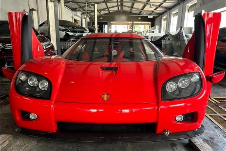 Thậm chí CCX còn là chiếc siêu xe triệu đô của Koenigsegg đầu tiên xuất hiện tại Việt Nam, sớm hơn cả chiếc xe Koenigsegg Regera của ông Hoàng Kim Khánh nhập về Campuchia, ra biển số nước bạn, trước khi làm giấy tờ để có thể lăn bánh trên đường phố Việt Nam.