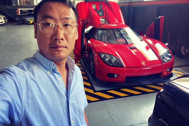 Cụ thể, bom tấn hypercar Koenigsegg CCX mới đây đã xuất hiện trong 1 garage khá bí ẩn, được mở bung 2 cánh cửa cắt kéo mở trượt về trước, nắp capo trước và sau, nhưng điều cư dân mạng chú ý là chiếc xe máy mang biển số của tỉnh Tây Ninh được dựng sát bên cạnh.