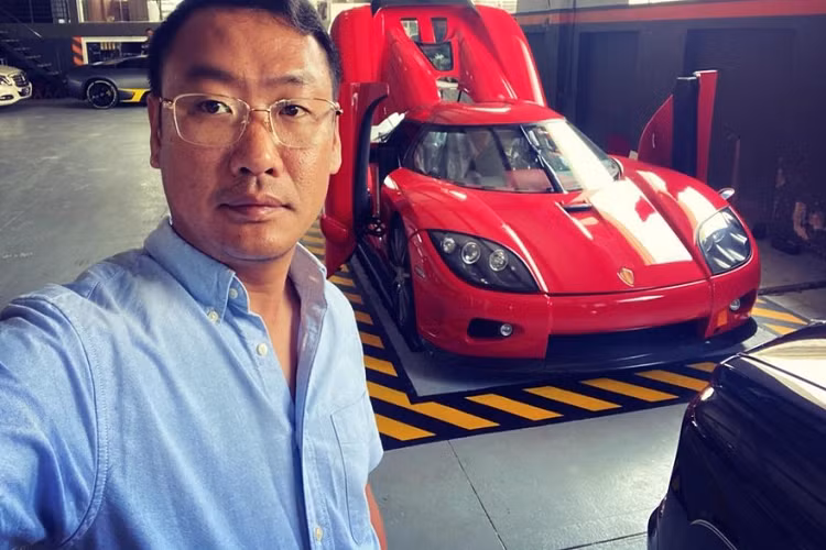 Cụ thể, bom tấn hypercar Koenigsegg CCX mới đây đã xuất hiện trong 1 garage khá bí ẩn, được mở bung 2 cánh cửa cắt kéo mở trượt về trước, nắp capo trước và sau, nhưng điều cư dân mạng chú ý là chiếc xe máy mang biển số của tỉnh Tây Ninh được dựng sát bên cạnh.