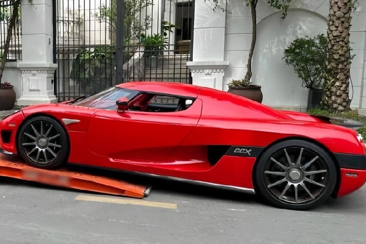 Tuy nhiên, do chủ chiếc siêu xe Koenigsegg CCX là người kín tiếng, nên độ hot của xe không bằng Koenigsegg Regera bới nó được Hoàng Kim Khánh lăng xê khá nhiều. Sau 3 năm về nước bí ẩn, hiện tại, hình ảnh mới nhất của siêu phẩm Koenigsegg CCX mới được đăng tải lên mạng xã hội đã gây sốc nhiều người.