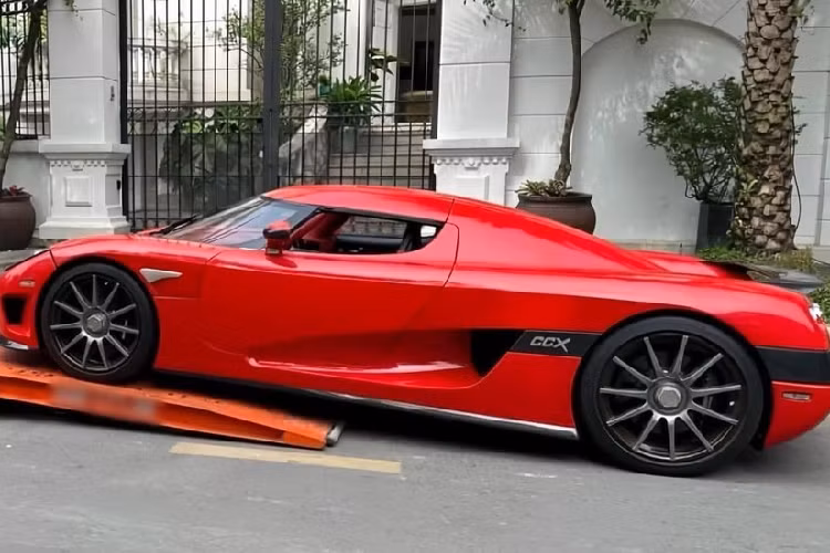 Tuy nhiên, do chủ chiếc siêu xe Koenigsegg CCX là người kín tiếng, nên độ hot của xe không bằng Koenigsegg Regera bới nó được Hoàng Kim Khánh lăng xê khá nhiều. Sau 3 năm về nước bí ẩn, hiện tại, hình ảnh mới nhất của siêu phẩm Koenigsegg CCX mới được đăng tải lên mạng xã hội đã gây sốc nhiều người.