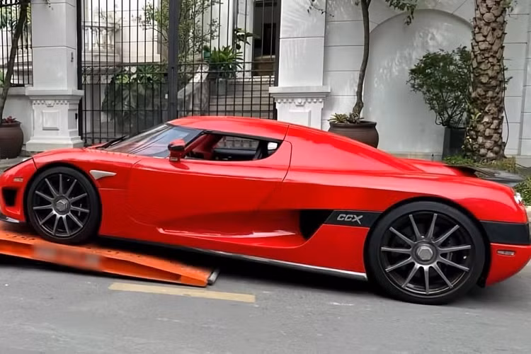 Chưa rõ tình trạng xe cụ thể ra sao, nhưng giới mê xe đang rất nóng lòng, chờ đợi ngày chiếc siêu xe hypercar Koenigsegg đầu tiên về nước sẽ sớm lăn bánh trên đường phố Việt Nam.