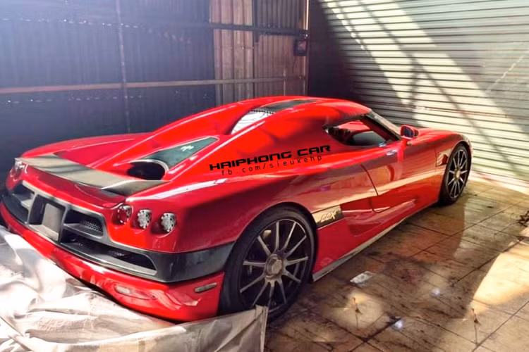 Koenigsegg CCX được sản xuất trong vòng 5 năm, từ 2006 - 2010 với tổng số lượng sản xuất lên tới 49 chiếc. Trong đó, 30 xe thuộc bản tiêu chuẩn nhưng 1 xe đã bị phá hủy hoàn toàn nên chỉ có 29 chiếc, 9 chiếc Koenigsegg CCXR, phiên bản Koenigsegg CCX/CCXR Edition có 6 chiếc, 2 chiếc Koenigsegg CCXR Special Edition và cuối cùng là cặp đôi siêu phẩm đình đám Koenigsegg CCXR Trevita.