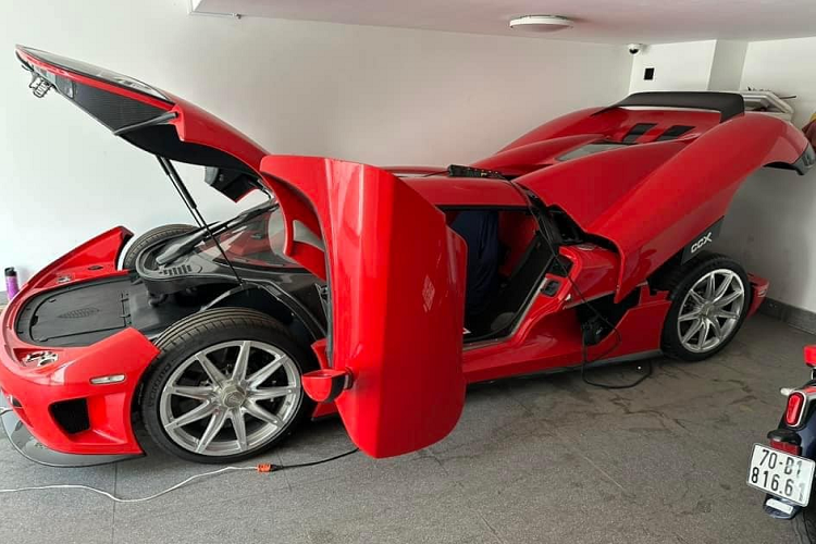 Đây là chiếcsiêu xe Koenigsegg CCX triệu đô trong tổng số 29 xe được sản xuất trên toàn thế giới và chỉ có một chiếc tại Việt Nam, thông tin ban đầu cho biết, 1 đại gia Hải Phòng đã âm thầm nhập khẩu "bom tấn" này về, nhưng phải 1 năm kể từ khi có mặt trong garage của đại gia này, chiếc siêu xe hypercar Koenigsegg CCX mới lộ ảnh xuất hiện.
