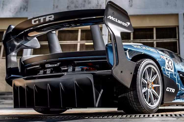 Là 1 phiên bản siêu xe dành cho đường đua nên McLaren Senna GTR không cần phải tuân thủ các quy định nghặt nghèo về khi thải hay tiếng ồn mà có thể xả thẳng ra cặp ống xả hướng lên trời, xe vẫn được trang bị động cơ V8, dung tích 4.0 lít, tăng áp kép nhưng lại có công suất tối đa lên đến 814 mã lực, tăng 25 mã lực so với McLaren Senna tiêu chuẩn hay cao hơn 104 mã lực so với McLaren 720S.