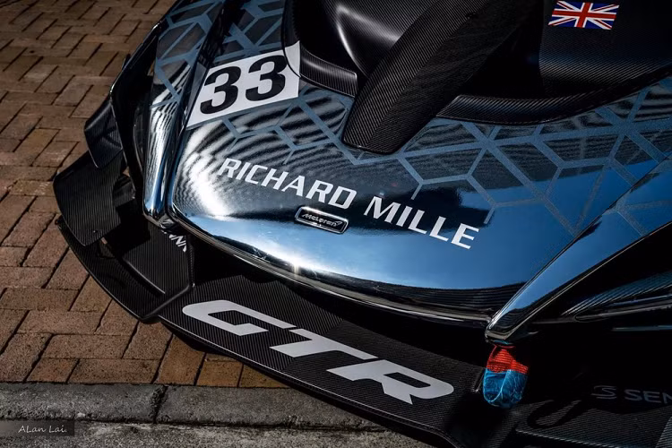 Tuy nhiên, McLaren phải mất hơn 2 năm mới đưa phiên bản sản xuất Senna GTR ra mắt công chúng với ngoại thất có thiết kế hơi khác xe concept, như cánh gió trước/sau, vây cá 2 bên đầu xe nhỏ gọn và sử dụng hộp số ly hợp kép dành cho xe đua để chuyển số nhanh hơn, hệ thống treo được sửa đổi để biến nó trở thành chiếc xe nhanh nhất mà McLaren từng tạo ra, không tính các xe đua F1.