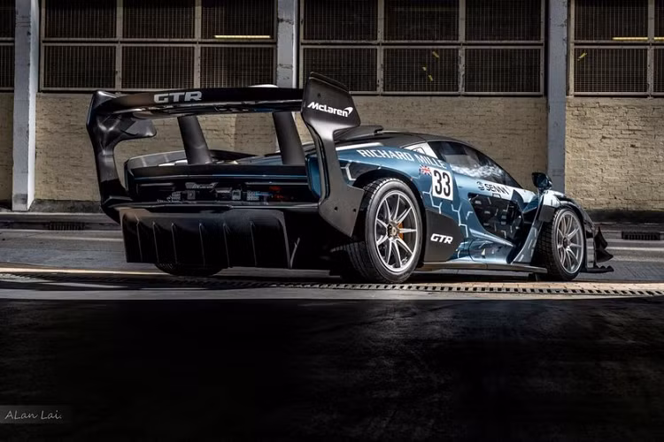Muốn đánh thức khối động cơ của quái vật McLaren Senna GTR bạn chỉ cần nhấn phanh, bấm nút đề máy đặt trên cao nhưng trước đó, nếu không phải là khách VIP, nhà báo hay được các chủ xe và hãng mời trải nghiệm, bạn phải chi ra 1,6 triệu đô la để tậu em nó nếu may mắn có suất mua chính hãng, còn mua xe "qua tay" người khác có thể mất từ 1,8 triệu đô la đến 2,5 triệu đô la, tùy vào độ hét giá của chủ xe.