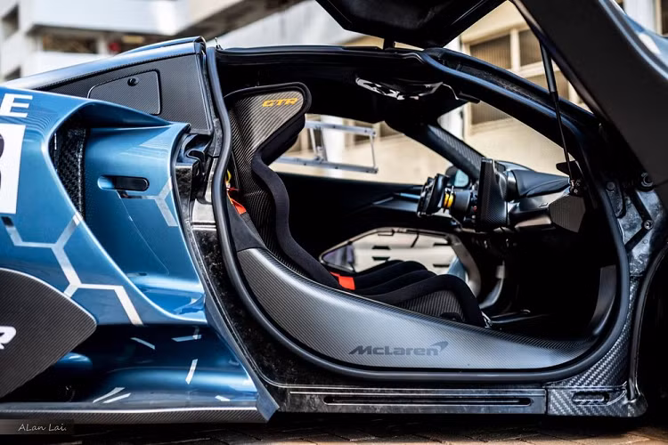 Tùy vào sở thích mà mỗi chiếc McLaren Senna GTR sẽ có các con số khác nhau ở ngoại thất, chẳng hạn như chiếc siêu xe đường đua McLaren Senna GTR về Việt Nam là số 33, còn xe xuất hiện ở Singapore là 47 hay vài chiếc nữa sẽ mang số thứ tự khác nhau.