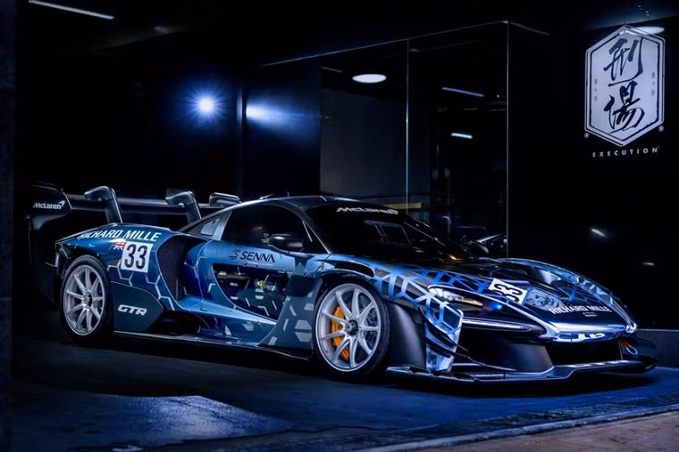 Số lượng dòng siêu xe hypercar McLaren Senna được sản xuất trên toàn cầu là 500 xe, ngoài ra, hãng xe Anh quốc còn tạo ra các phiên bản con của dòng xe này như Senna LeMans, hay bộ đôi xe đua Senna GTR và Senna GTR LeMans. Trong số này, đã có 3 chiếc Senna xuất hiện tại Việt Nam với 2 xe thuộc bản tiêu chuẩn và chiếc mới lộ diện là McLaren Senna GTR đặc biệt.