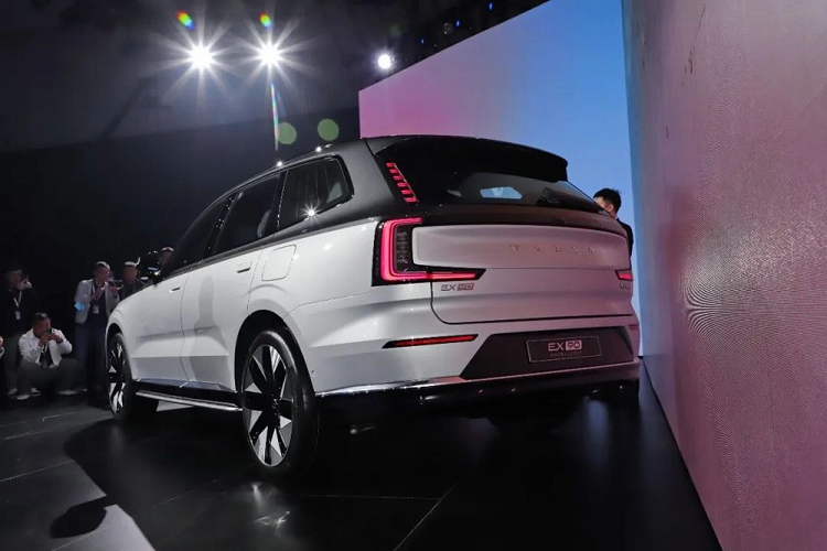 Theo một số nguồn tin, mẫu SUV điện hạng sang Volvo EX90 cũng sẽ được bán tại Việt Nam trong tương lai.