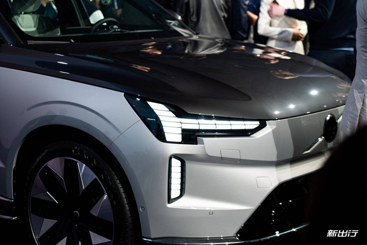 "Trái tim" của Volvo EX90 Excellence 2023 là 2 mô-tơ điện với công suất tổng cộng 496 mã lực và mô-men xoắn cực đại 914 Nm. Xe có hệ dẫn động 4 bánh toàn thời gian và cụm pin 111 kWh, mang đến quãng đường di chuyển lên đến 650 km sau mỗi lần sạc đầy pin theo chu trình thử nghiệm CLTC ở Trung Quốc.