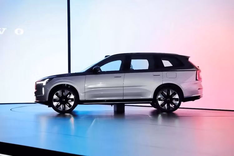 Ông Bjorn Annwall, CEO của Volvo, cho biết: "Trung Quốc là một thị trường rất quan trọng đối với công ty chúng tôi. EX90 Excellence được tạo ra nhằm đáp ứng nhu cầu mua xe cao cấp có tài xế riêng của khách hàng". Hiện giá xe Volvo EX90 Excellence 2023 vẫn chưa được công bố.