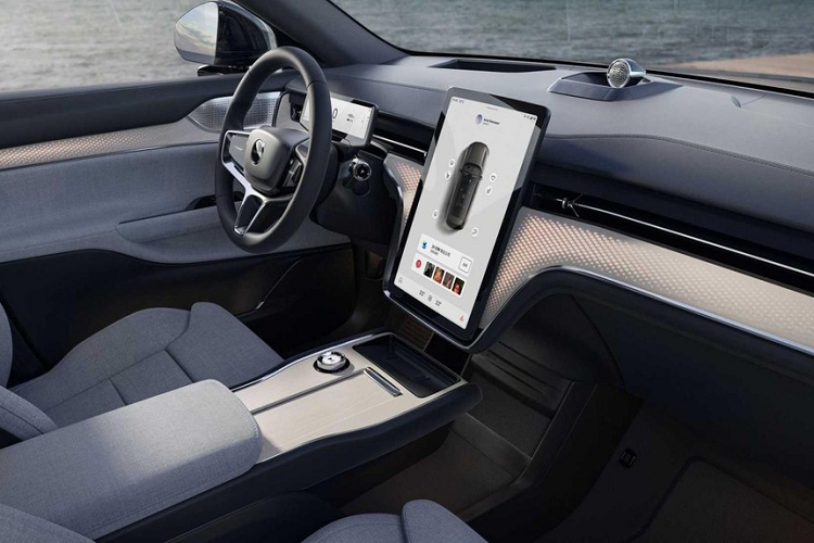 Đặc biệt, Volvo EX90 Excellence 2023 cũng có hệ thống đèn viền mang tên SunLikeLED, tạo cảm giác như ánh sáng mặt trời tự nhiên cho nội thất. Là sản phẩm của Seoul Semiconductor, hệ thống này chẳng những mang đến cảm giác tự nhiên hơn cho nội thất mà còn giảm sự mệt mỏi cho mắt của người lái.