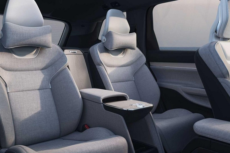 ... và bộ vành hợp kim 22 inch riêng. Hãng Volvo khẳng định bộ vành này sẽ giúp giảm hệ số lực cản không khí của xe. Cộng với tay nắm cửa nằm chìm vào thân xe, mẫu SUV này có hệ số lực cản không khí chỉ 0,29 Cd.