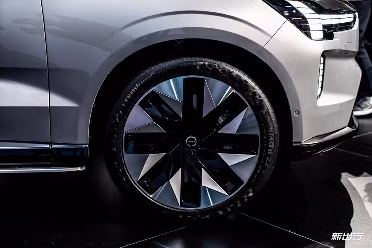 Trừ những thay đổi trên, Volvo EX90 Excellence 2023 vẫn được thừa hưởng những công nghệ nâng cao của bản 7 chỗ như các tính năng an toàn, cảm biến Luminar LiDAR... hệ thống kết nối 5G tiêu chuẩn và màn hình cảm ứng trung tâm 14,5 inch.