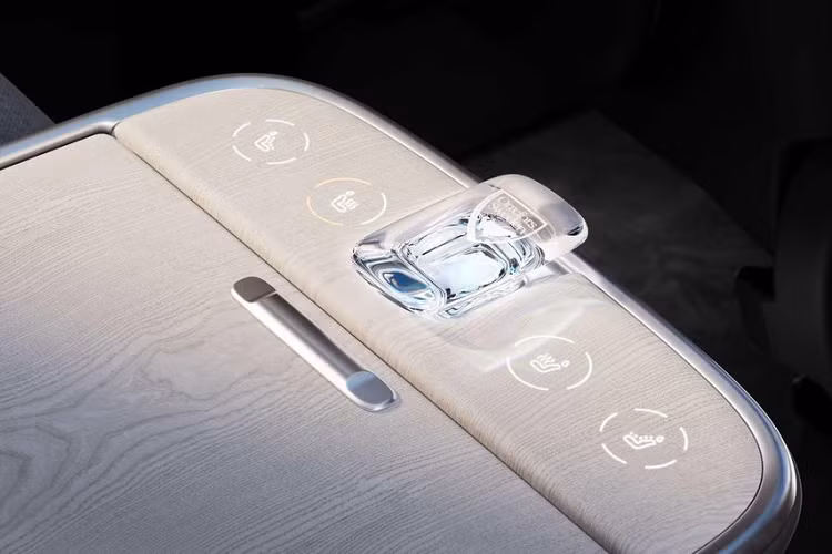 Theo hãng Volvo, nội thất của mẫu SUV thuần điện này được bọc bằng chất liệu nỉ pha len hoặc Nordico làm từ vật liệu tái chế như chai nhựa PET. Ngoài nội thất, Volvo EX90 Excellence 2023 còn thay đổi nhẹ ở ngoại thất so với bản 7 chỗ như sơn ngoại thất 2 tông màu...