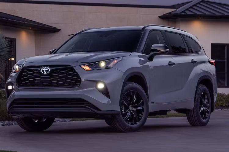  10. Toyota Highlander Hybrid – 75 điểm Đây là một trong những mẫu ôtô tốt nhất trong phân khúc crossover cỡ trung với nội thất 3 hàng ghế. Những ưu điểm gồm động cơ tiết kiệm nhiên liệu, cảm giác lái tốt và không gian nội thất rộng rãi, đặc biệt ở hàng ghế thứ hai.