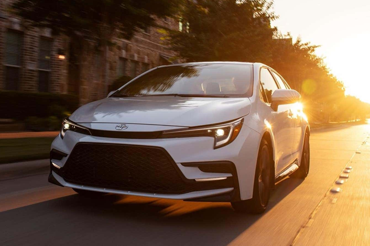  9. Toyota Corolla – 77 điểm Tuy không phải là mẫu sedan thú vị nhất hay sở hữu nội thất đẹp nhất trên thị trường, nhưng Corolla gây ấn tượng bằng động cơ tiết kiệm xăng, ghế thoải mái và các nút bấm dễ sử dụng.