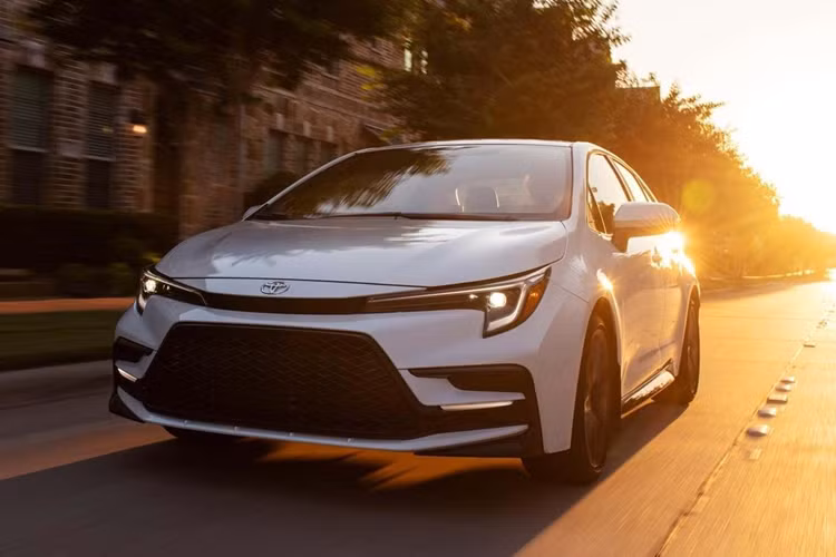  9. Toyota Corolla – 77 điểm Tuy không phải là mẫu sedan thú vị nhất hay sở hữu nội thất đẹp nhất trên thị trường, nhưng Corolla gây ấn tượng bằng động cơ tiết kiệm xăng, ghế thoải mái và các nút bấm dễ sử dụng.