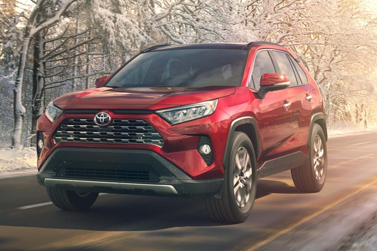  7. Toyota RAV4 – 80 điểm Tương tự các mẫu xe khác của nhà Toyota, RAV4 cũng sở hữu khả năng tiết kiệm xăng ấn tượng và các nút bấm điều khiển dễ sử dụng.