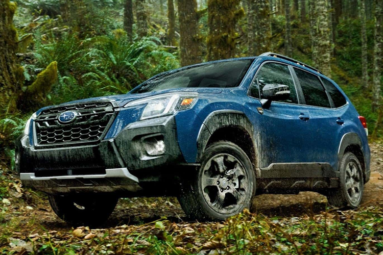  6. Subaru Forester – 82 điểm Nằm cùng phân khúc với Toyota RAV4, Subaru Forester có điểm số đáng tin cậy cao hơn đối thủ vì sở hữu công năng tương đương, đồng thời có thêm hệ dẫn động 4 bánh toàn thời gian tiêu chuẩn, không gian nội thất rộng rãi và tầm nhìn tốt.