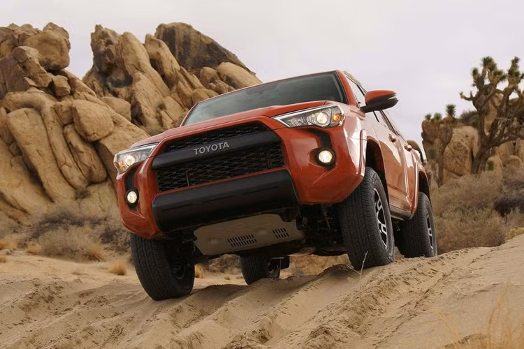  1. Toyota 4Runner – 87 điểm Trong phân khúc SUV việt dã phổ thông, hiếm có mẫu xe nào vượt qua được Toyota 4Runner. Subaru Forester sẽ là lựa chọn hợp lý hơn nếu bạn chủ yếu chạy trên đường phố. Trong khi đó, Toyota 4Runner sẽ dành cho những ai muốn chạy off-road đúng nghĩa.