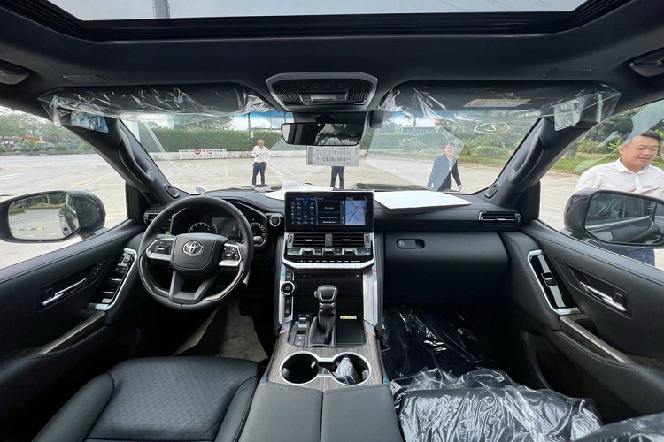 Đồng thời, thời gian bảo hành của xe cũng được nâng lên 5 năm hoặc 150.000 km, tùy theo điều kiện nào đến trước. Những trang bị còn lại của Toyota Land Cruiser 2023 không có gì khác trước. Xe vẫn dùng động cơ xăng V6, tăng áp kép, dung tích 3.5L, sản sinh công suất tối đa 409 mã lực và mô-men xoắn cực đại 650 Nm.