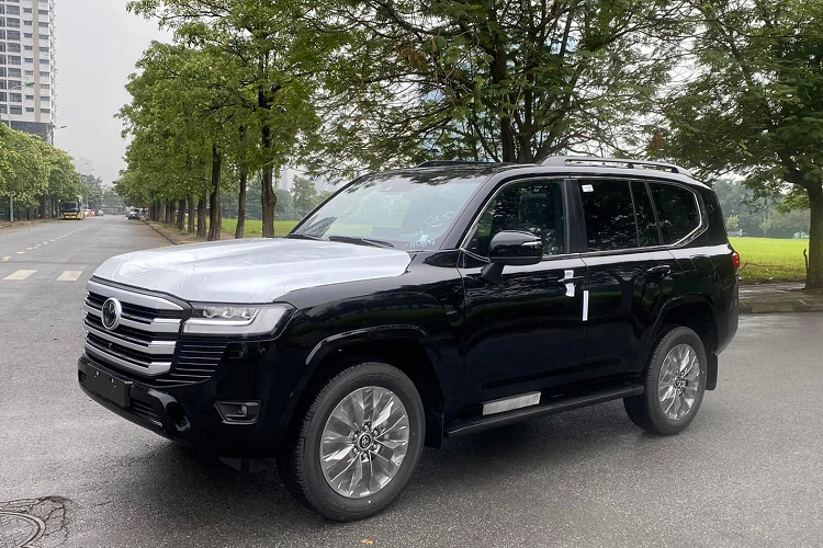 Bên cạnh đó là gói trang bị an toàn chủ động Toyota Safety Sense với những tính năng như cảnh báo điểm mù, cảnh báo phương tiện cắt ngang phía sau, cảnh báo va chạm sớm, kiểm soát hành trình chủ động, hỗ trợ giữ làn đường và điều chỉnh đèn chiếu xa tự động.