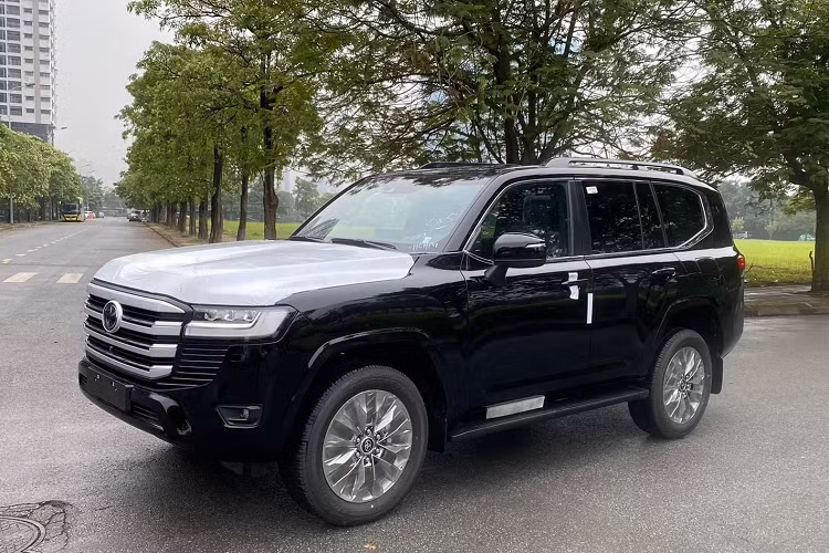 Bên cạnh đó là gói trang bị an toàn chủ động Toyota Safety Sense với những tính năng như cảnh báo điểm mù, cảnh báo phương tiện cắt ngang phía sau, cảnh báo va chạm sớm, kiểm soát hành trình chủ động, hỗ trợ giữ làn đường và điều chỉnh đèn chiếu xa tự động.