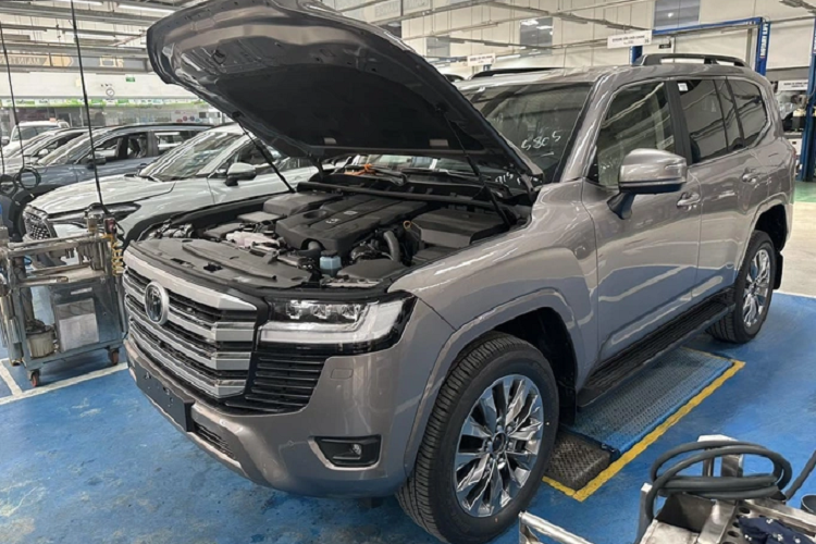 Ngay từ khi ra mắt Việt Nam, Toyota Land Cruiser thế hệ mới đã thường xuyên rơi vào tình trạng "bán bia kèm lạc" tại đại lý. Ban đầu, "mức lạc" của mẫu xe này là khoảng 400 triệu đồng, tương đương giá của một chiếc ôtô hạng A như Hyundai Grand i10 hay Kia Morning.