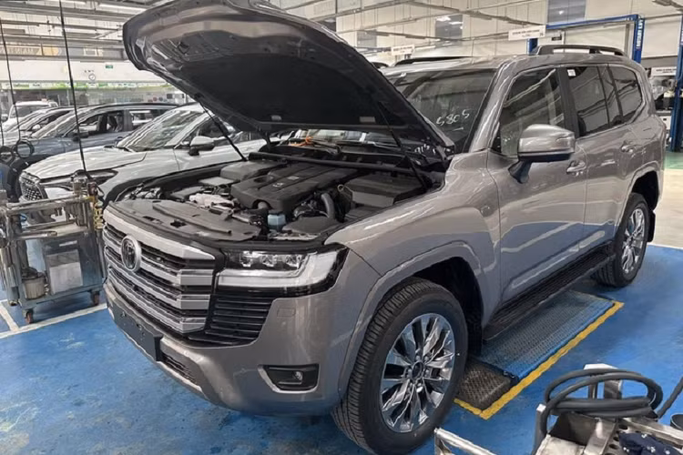 Ngay từ khi ra mắt Việt Nam, Toyota Land Cruiser thế hệ mới đã thường xuyên rơi vào tình trạng "bán bia kèm lạc" tại đại lý. Ban đầu, "mức lạc" của mẫu xe này là khoảng 400 triệu đồng, tương đương giá của một chiếc ôtô hạng A như Hyundai Grand i10 hay Kia Morning.