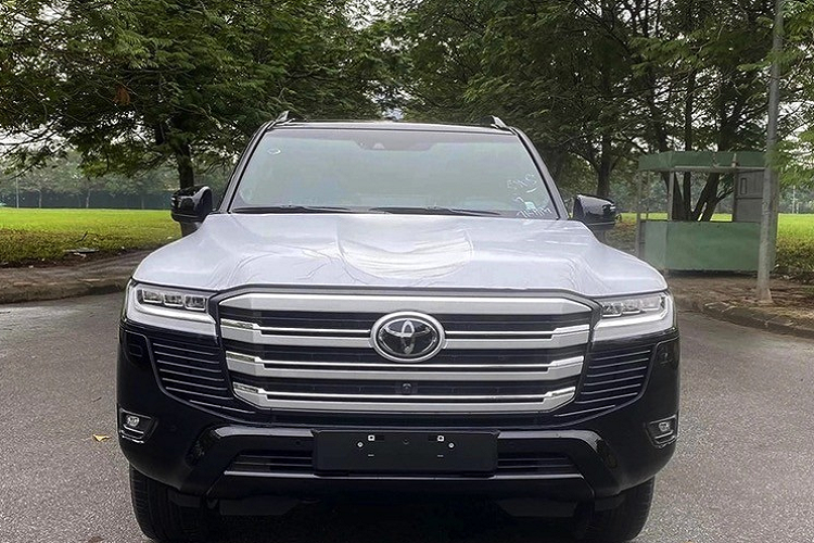 Vào năm ngoái, hãng Toyota đã phải ngừng nhận đơn đặt hàng dành cho mẫu SUV này tại thị trường Nhật Bản. Thậm chí theo thông báo của hãng, khách hàng tại quê nhà Nhật Bản những khách hàng đặt mua Toyota Land Cruiser thế hệ mới còn phải chờ 4 năm mới nhận được xe.