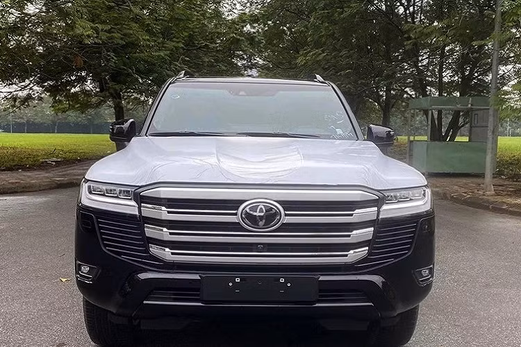 Vào năm ngoái, hãng Toyota đã phải ngừng nhận đơn đặt hàng dành cho mẫu SUV này tại thị trường Nhật Bản. Thậm chí theo thông báo của hãng, khách hàng tại quê nhà Nhật Bản những khách hàng đặt mua Toyota Land Cruiser thế hệ mới còn phải chờ 4 năm mới nhận được xe.