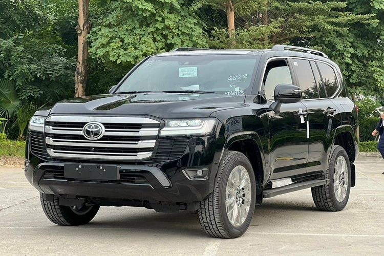 Toyota Land Cruiser 2023 tai Viet Nam am tham tang gia them 90 trieu