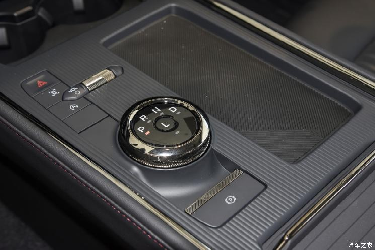 Về phần đuôi xe, ngoại trừ logo EcoBoost 245 bị hủy bỏ thì hoàn toàn đồng nhất với mẫu 2.0T. Kích thước thân xe vẫn lần lượt là dài, rộng, cao 4935/1875/1500 mm và chiều dài cơ sở là 2945 mm.