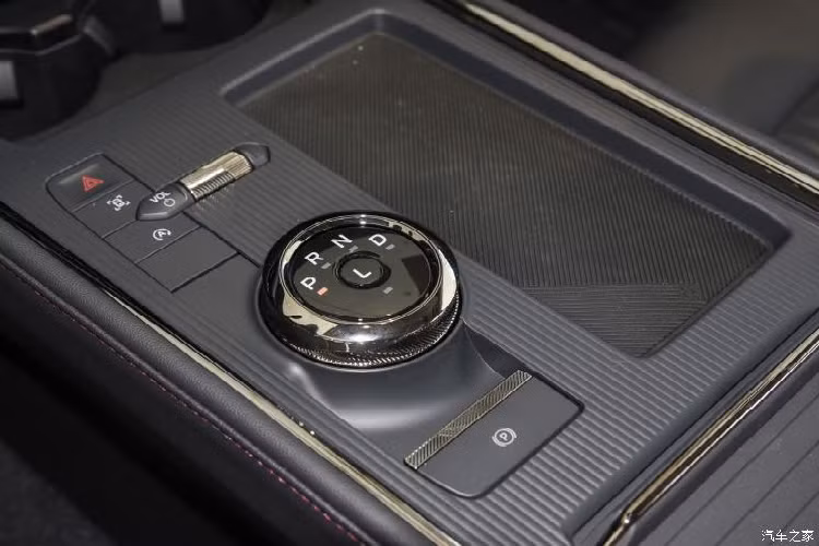 Về phần đuôi xe, ngoại trừ logo EcoBoost 245 bị hủy bỏ thì hoàn toàn đồng nhất với mẫu 2.0T. Kích thước thân xe vẫn lần lượt là dài, rộng, cao 4935/1875/1500 mm và chiều dài cơ sở là 2945 mm.