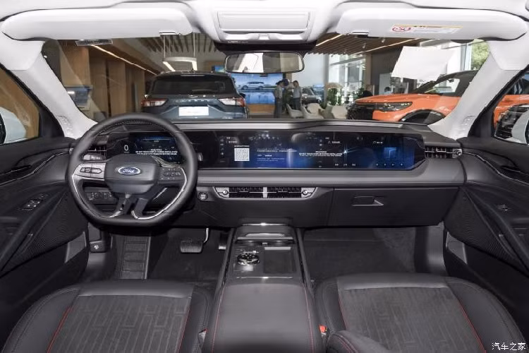 So với mẫu 2.0T, Ford Mondeo 2024 bản 1.5T được bổ sung thêm 2 màu mới, tăng thêm sự tươi mới.