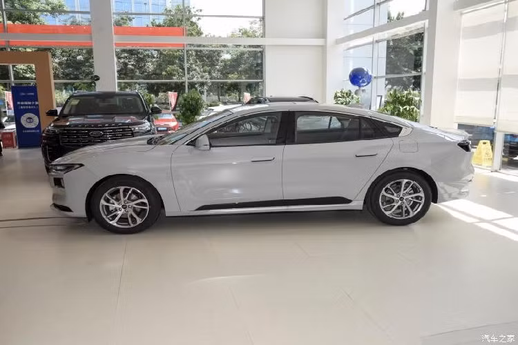 Về nội thất, Ford Mondeo 2024 bản 1.5T vẫn sử dụng màn hình cảm ứng đa phương tiện 27 inch xuyên thấu dài 1,1 mét, tích hợp hệ thống kết nối di động thông minh SYNC+2.0 thế hệ mới nhất của Ford, hỗ trợ cảm ứng đa điểm, giọng nói A,. nhận dạng và các phương pháp tương tác khác.