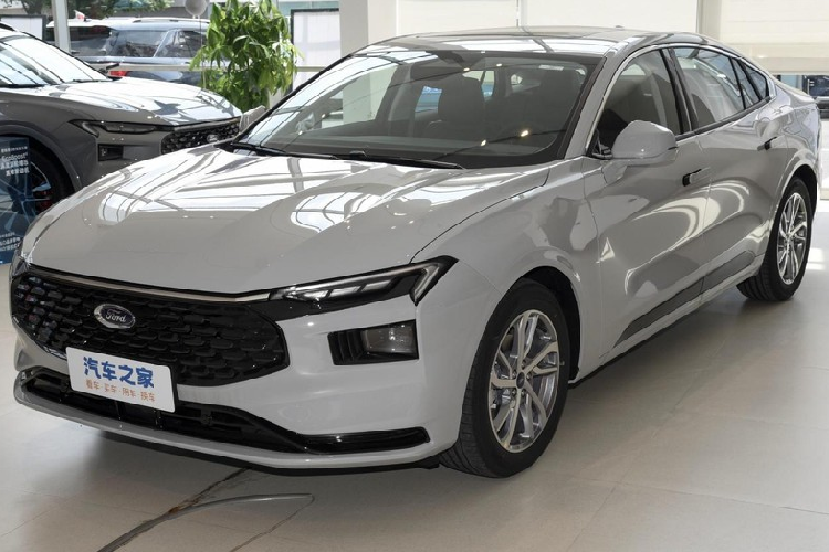 So với mẫu 2.0T, chiếc sedan cỡ trung Ford Mondeo 2024 phiên bản 1.5T gần như không có sự thay đổi về thiết kế, sự khác biệt chủ yếu thể hiện kiểu dáng của mâm xe nhưng về tùy chọn vẫn có 3 kích thước 17-19 inch cho bản cầu hình thấp đến cấu hình cao.