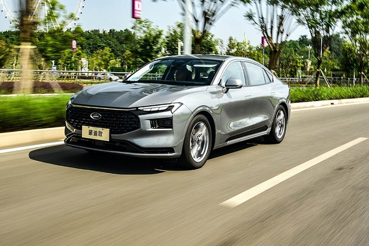 Mới đây, mẫu xe Ford Mondeo 2024 mới đã chính thức ra mắt với việc bổ sung thêm phiên bản sử dụng động cơ 1.5L, điều này giúp cho chiếc sedan cỡ trung có giá bán hợp lý hơn nhưng trang bị không bị cắt bỏ gì nhiều so với bản dung tích 2.0L bán ra trước đó.
