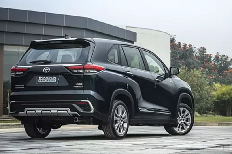 Dự kiến, bản xuất khẩu của Toyota Innova 2023 tăng giá khoảng 10%, tức là từ 682,2 triệu đồng lên 765 triệu đồng. Với mức giá trước thuế khá cao như thế này, chắc chắn khi về nước xe sẽ có giá cao hơn bản tiền nhiệm.