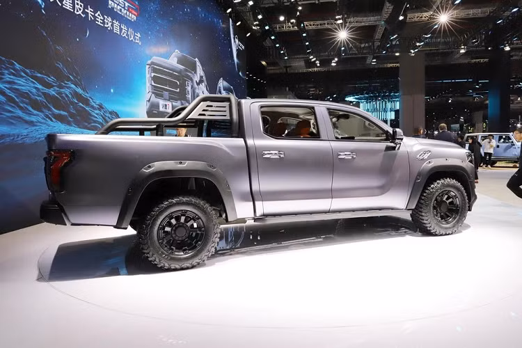 Đằng sau xe bán tải Foton Mars 7 là cụm đèn hậu LED kích thước lớn, dựng dọc, được nối với nhau bằng dải đèn LED màu đỏ đẹp mắt, ngoài ra còn có logo Foton to bản.