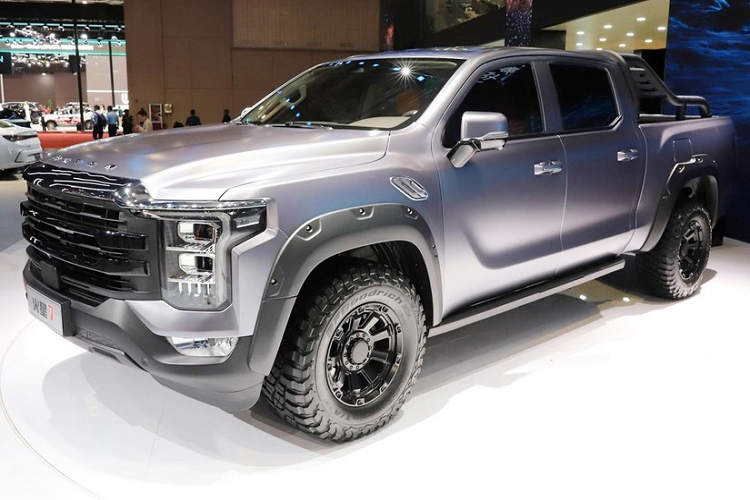 Tiếp đến, chúng ta có thể thấy lưới tản nhiệt, "đôi mắt", vè trước của xe Foton Mars 7 đều có kích thước rất lớn, đèn pha hai bên được trang bị dải đèn LED chạy ban ngày hình chữ “C” bên trong rất tinh xảo. Nhưng thiết kế mặt tiền của xe lại na ná chiếc xe bán tải hạng nặng Ford F-150 Raptor.