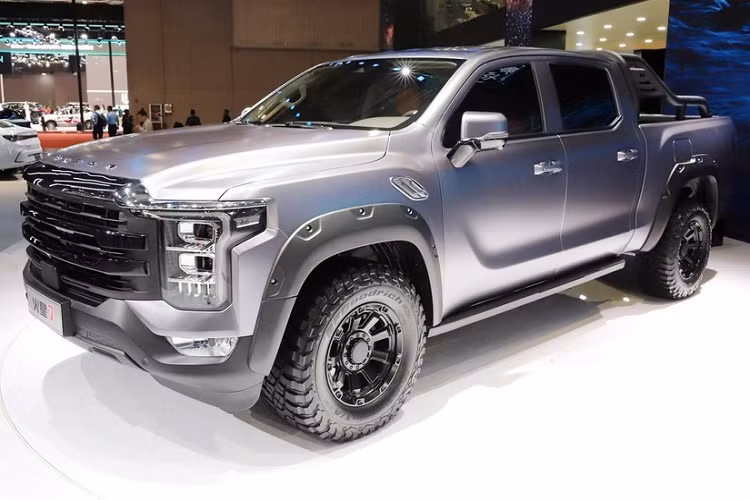 Tiếp đến, chúng ta có thể thấy lưới tản nhiệt, "đôi mắt", vè trước của xe Foton Mars 7 đều có kích thước rất lớn, đèn pha hai bên được trang bị dải đèn LED chạy ban ngày hình chữ “C” bên trong rất tinh xảo. Nhưng thiết kế mặt tiền của xe lại na ná chiếc xe bán tải hạng nặng Ford F-150 Raptor.